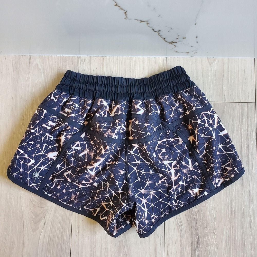 Lululemon Shorts Womens XS 4 Black Star Crushed Tracker III Mid Rise 4" W7D51S